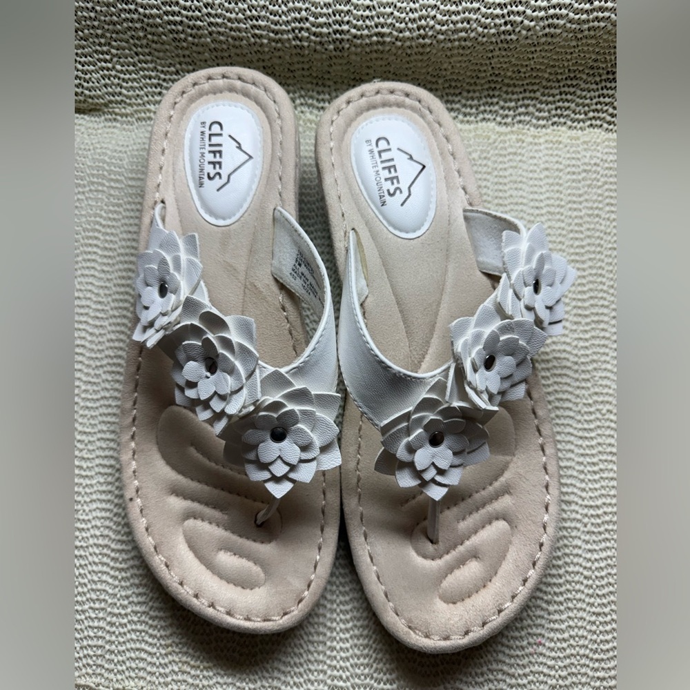 CLIFFS BY WHITE MOUNTAIN
Women's Content Floral Sandal, 9M